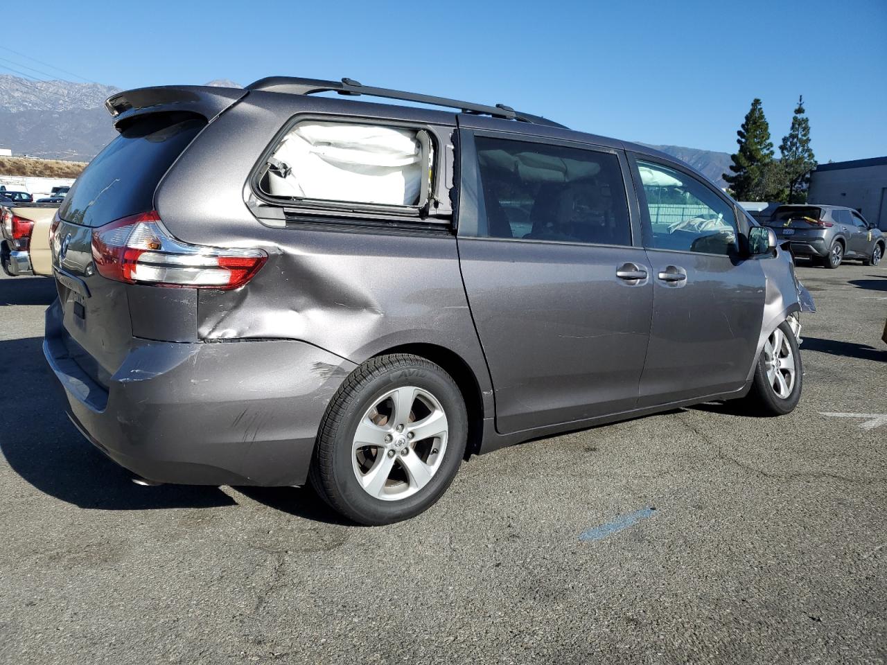 Lot #2989000541 2015 TOYOTA SIENNA LE