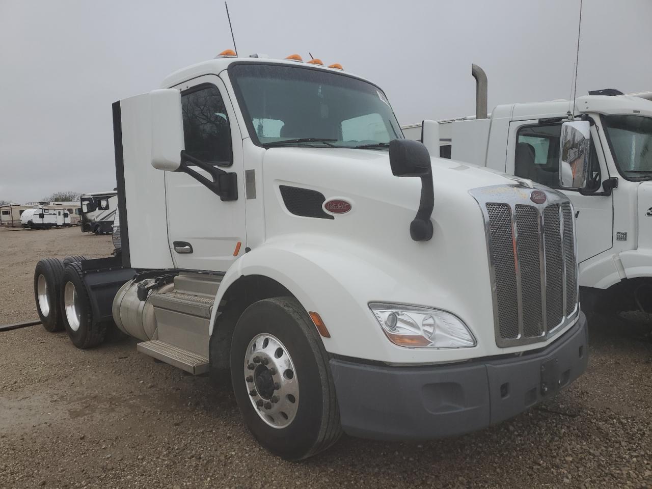 Lot #2955061833 2022 PETERBILT 579