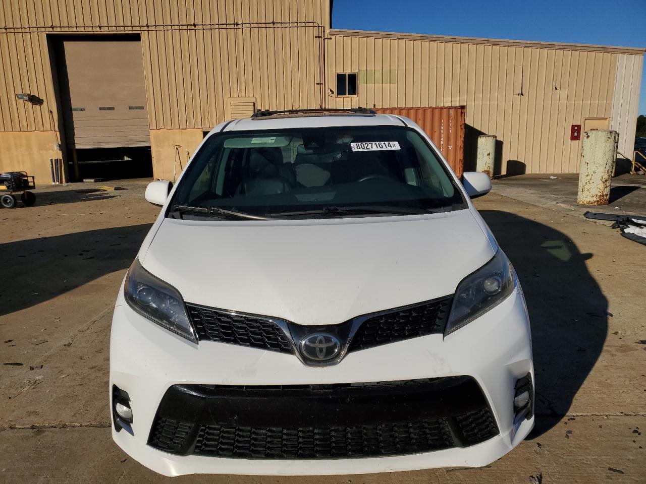 Lot #3004150009 2018 TOYOTA SIENNA SE