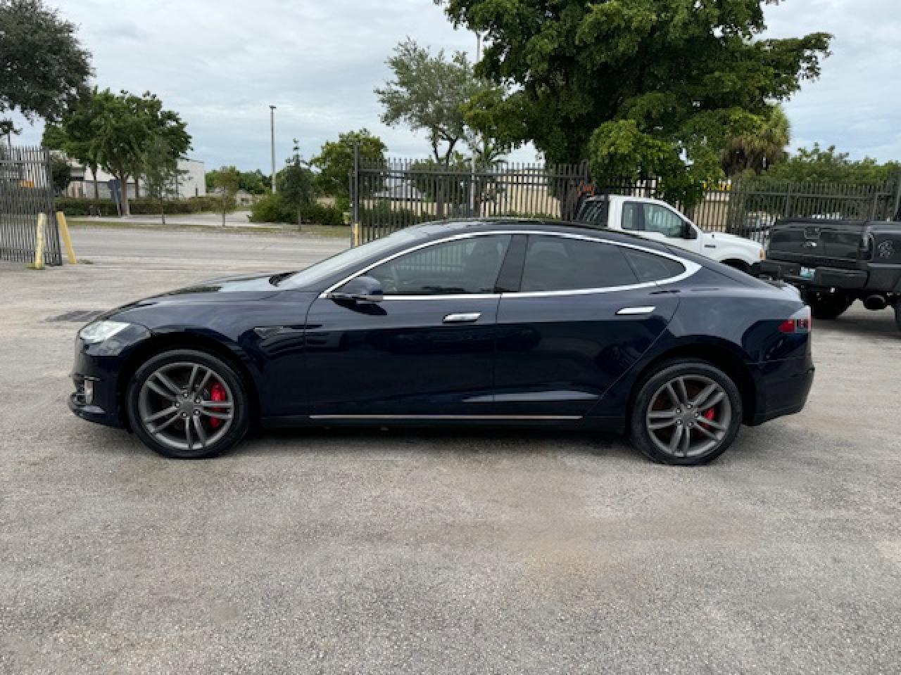 Lot #2994098295 2014 TESLA MODEL S