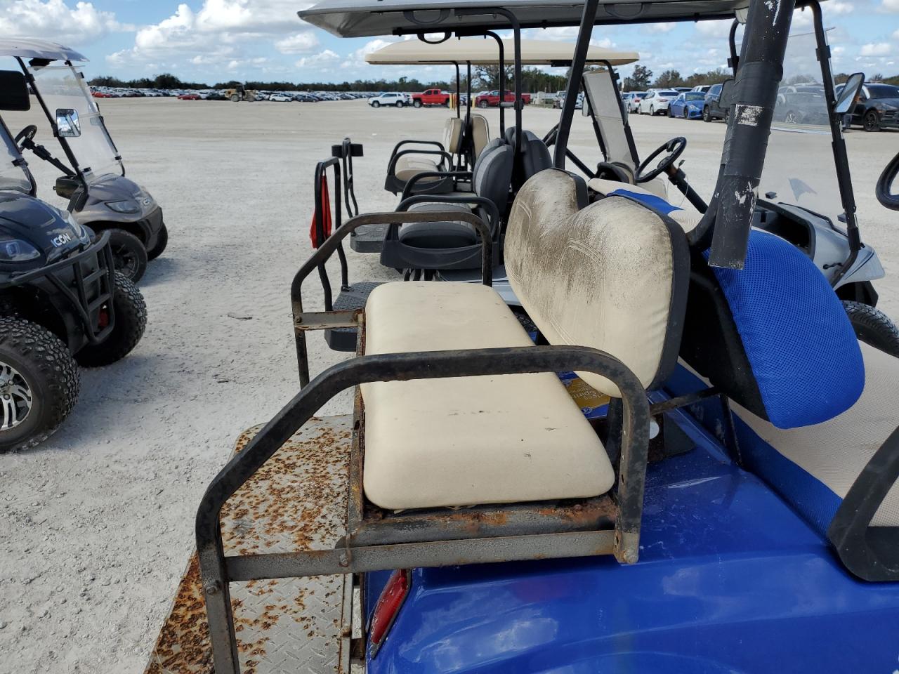 Lot #2996924111 2000 EZGO GOLF CART