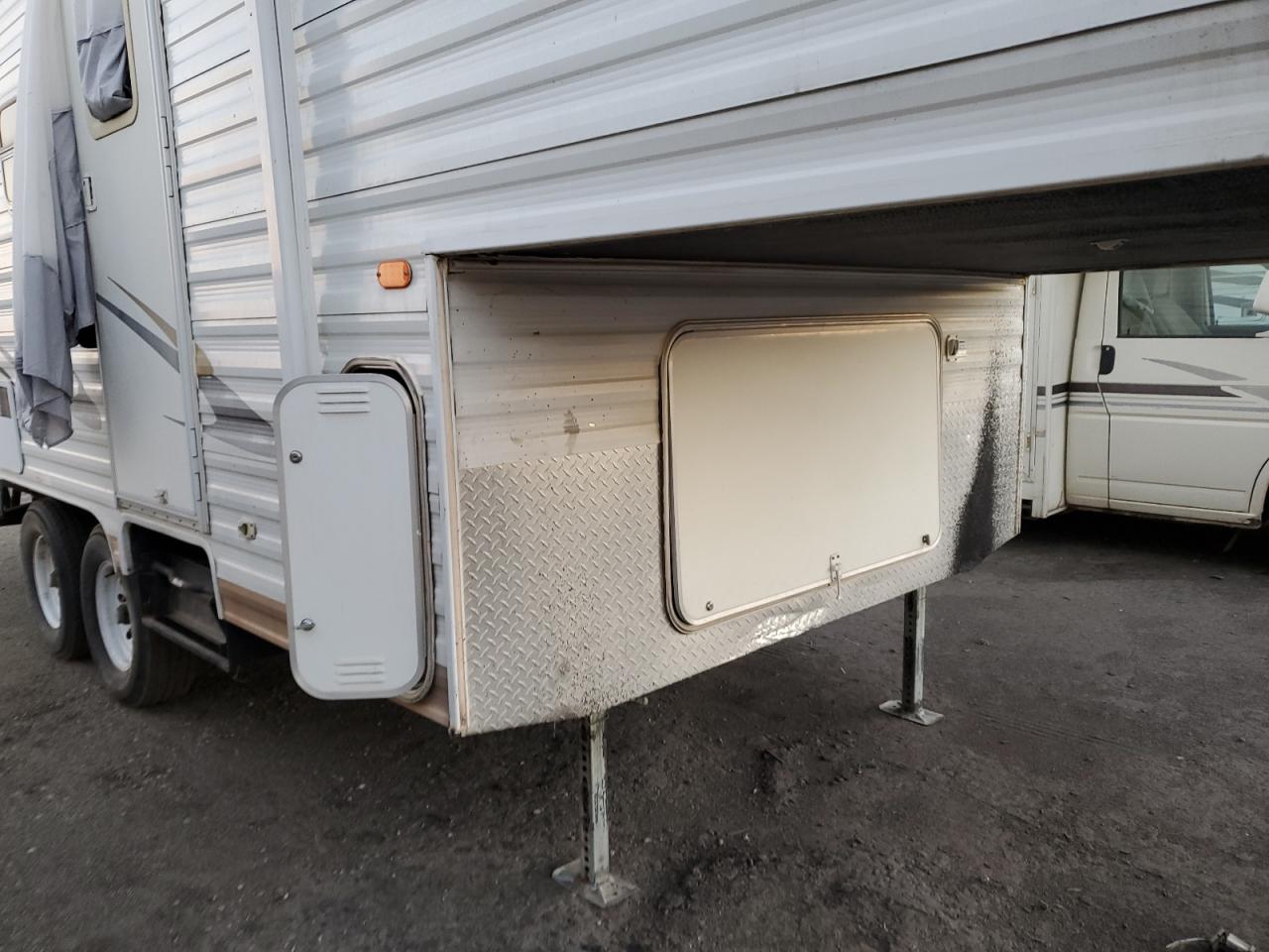 Lot #3006379106 2004 MONT 5TH WHEEL