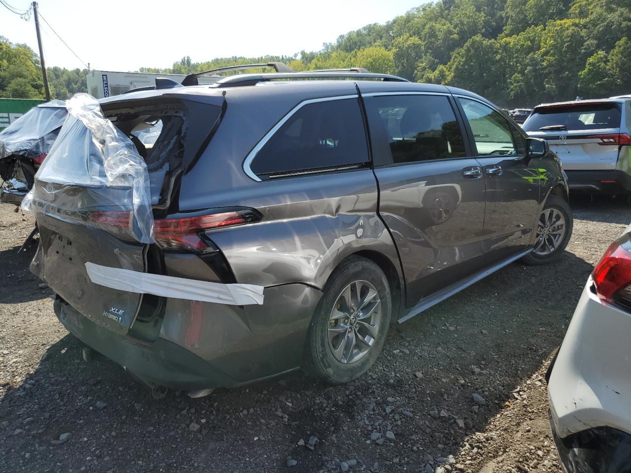 Lot #2971531709 2022 TOYOTA SIENNA XLE