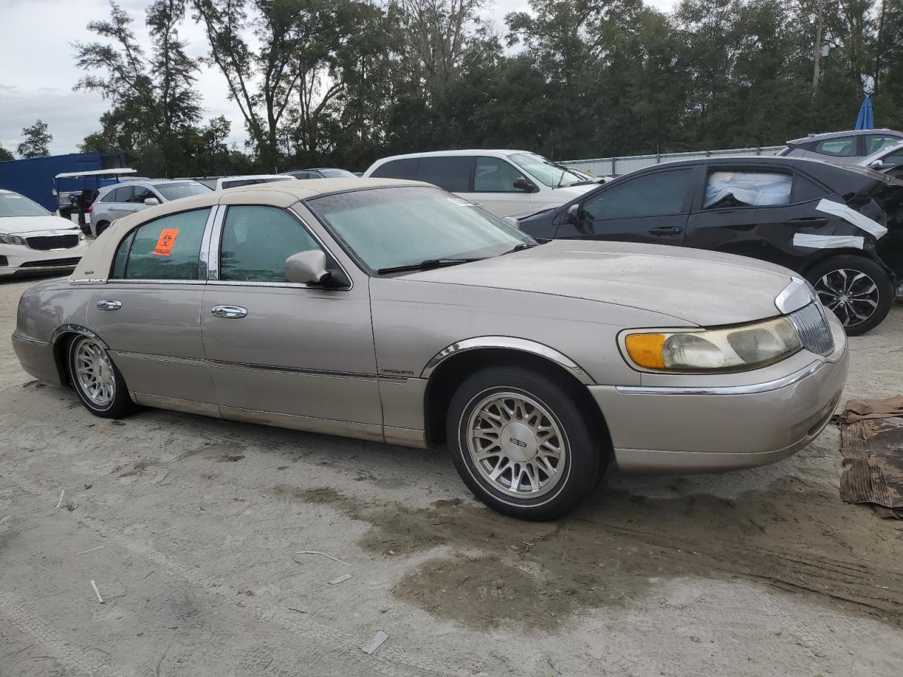 Lot #3049570711 1999 LINCOLN TOWN CAR S