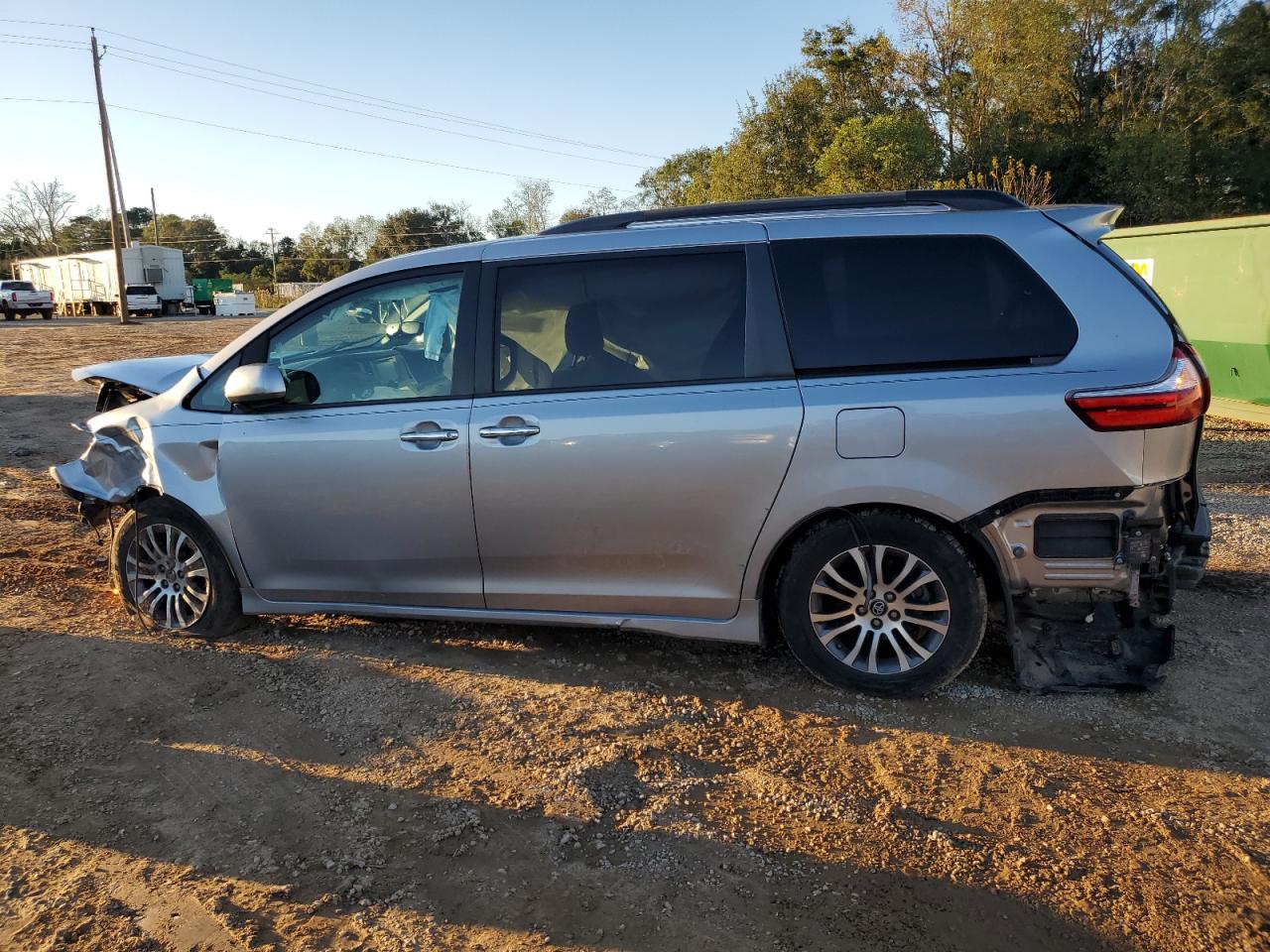 Lot #3021131177 2018 TOYOTA SIENNA XLE