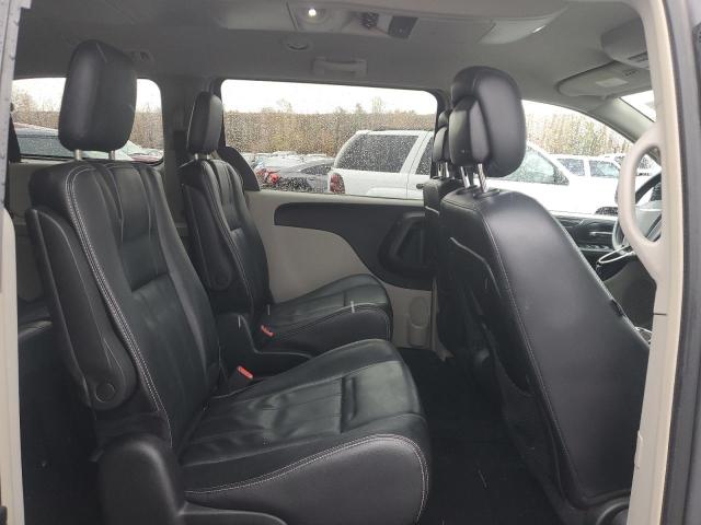 2015 CHRYSLER TOWN & COU - 2C4RC1BG8FR718098