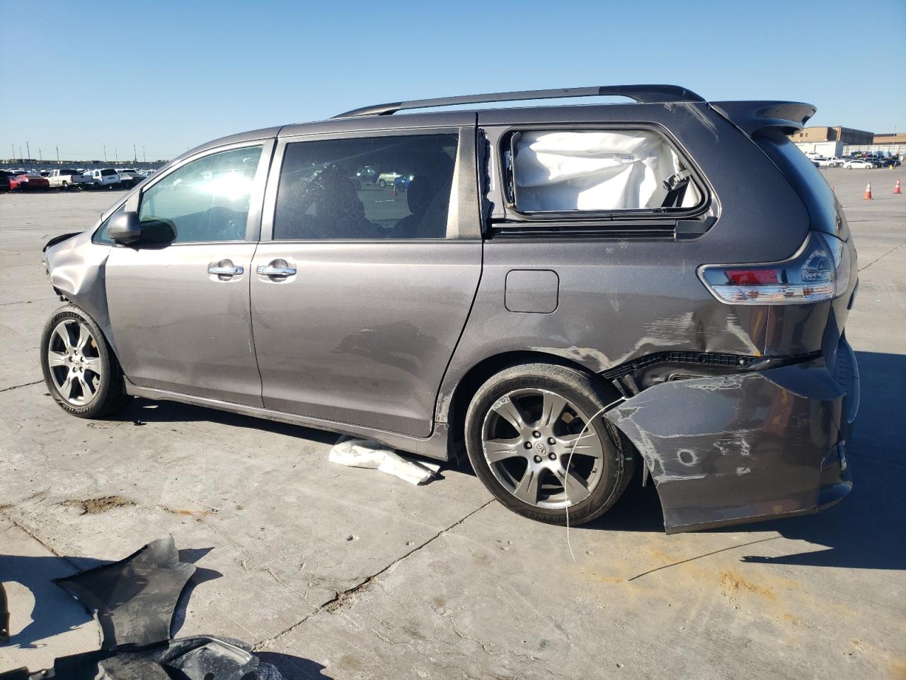 Lot #2988335771 2017 TOYOTA SIENNA SE