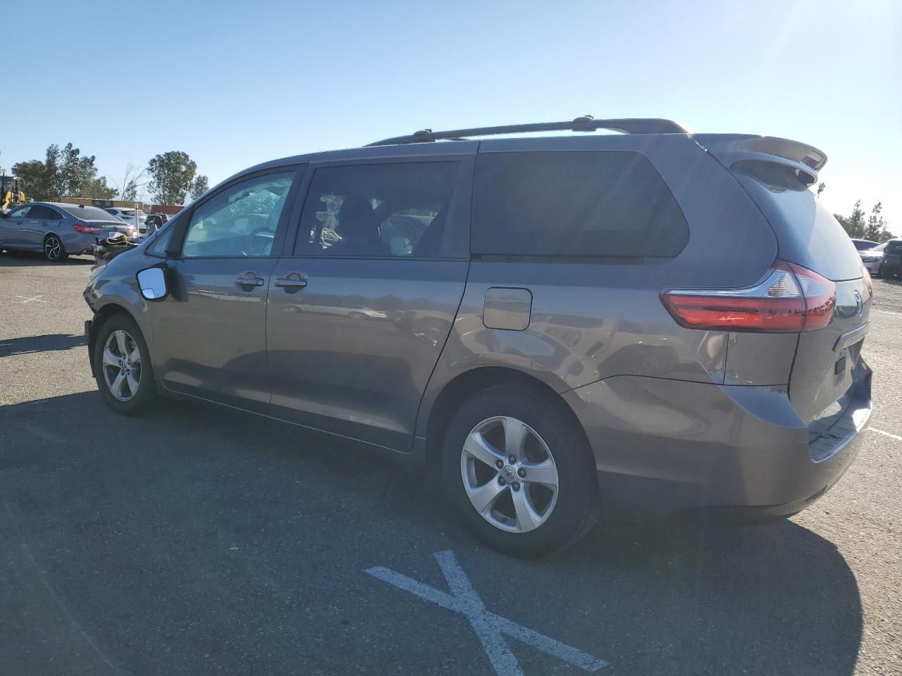 Lot #2989000541 2015 TOYOTA SIENNA LE