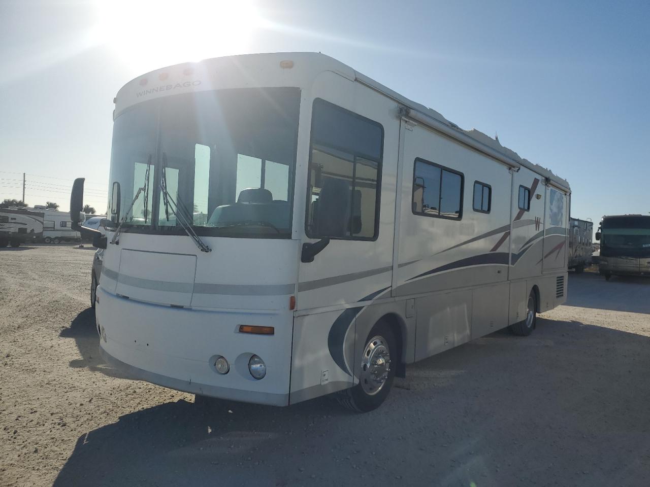 Lot #2981313819 2001 WINNEBAGO JOURNEY