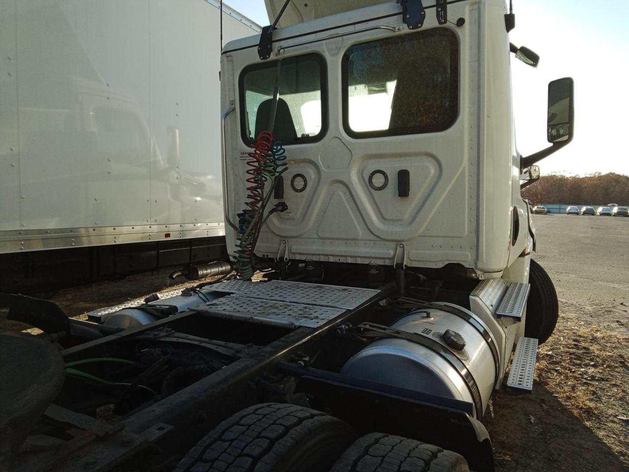 Lot #2969535668 2020 FREIGHTLINER CASCADIA 1