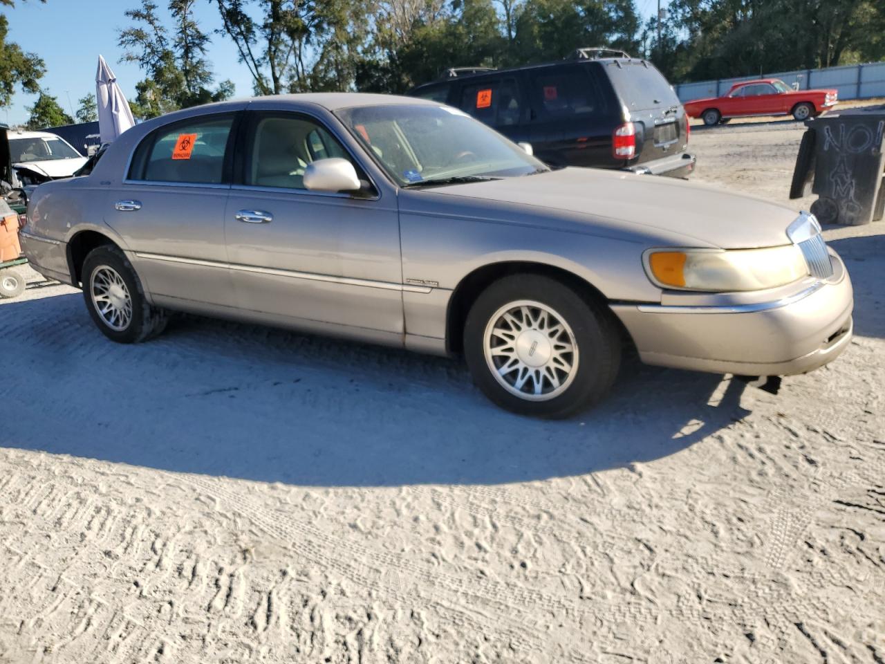 Lot #3041838454 2001 LINCOLN TOWN CAR S