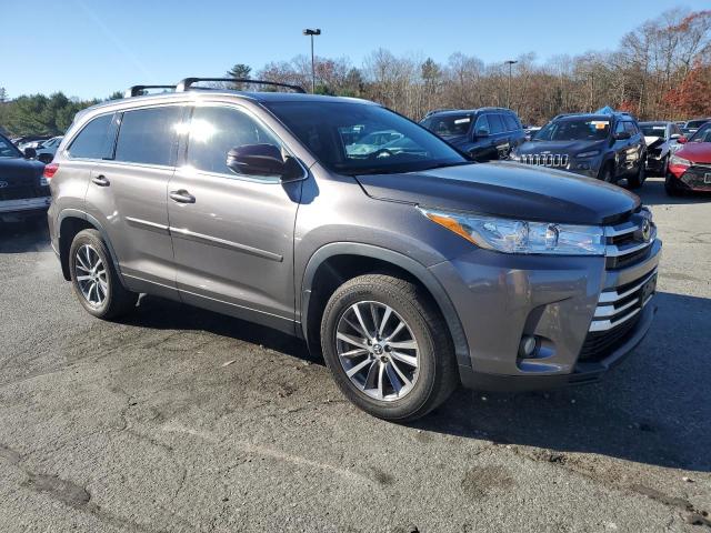 VIN 5TDJZRFH2KS617668 2019 Toyota Highlander, SE no.4