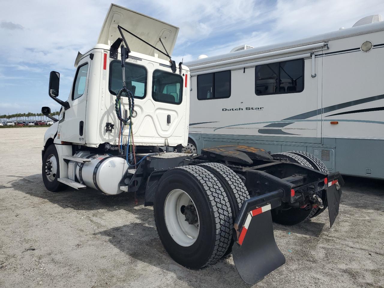 Lot #2972211147 2020 FREIGHTLINER CASCADIA 1