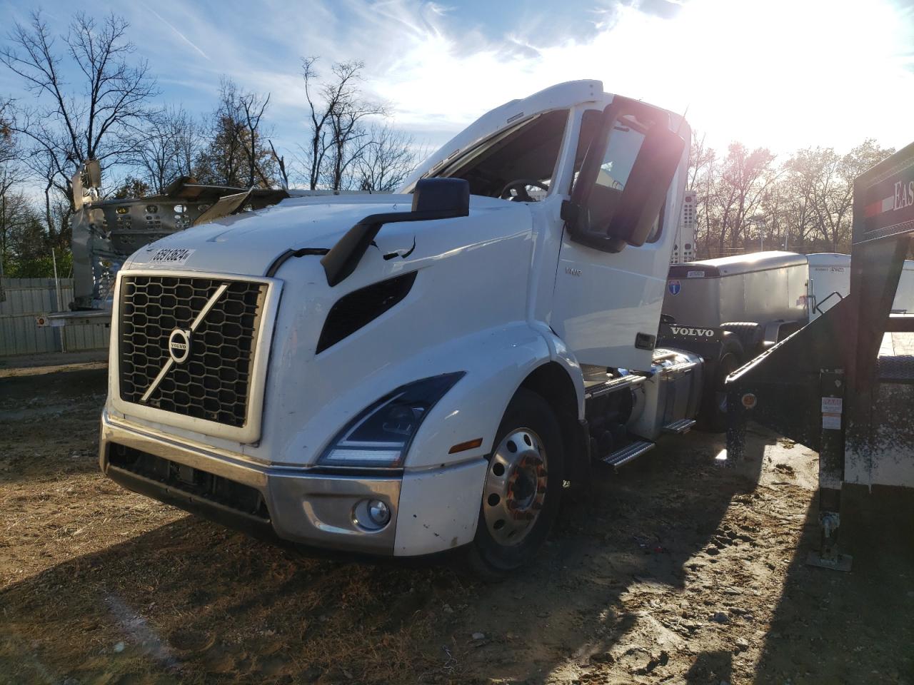 Lot #2972398464 2024 VOLVO VNR