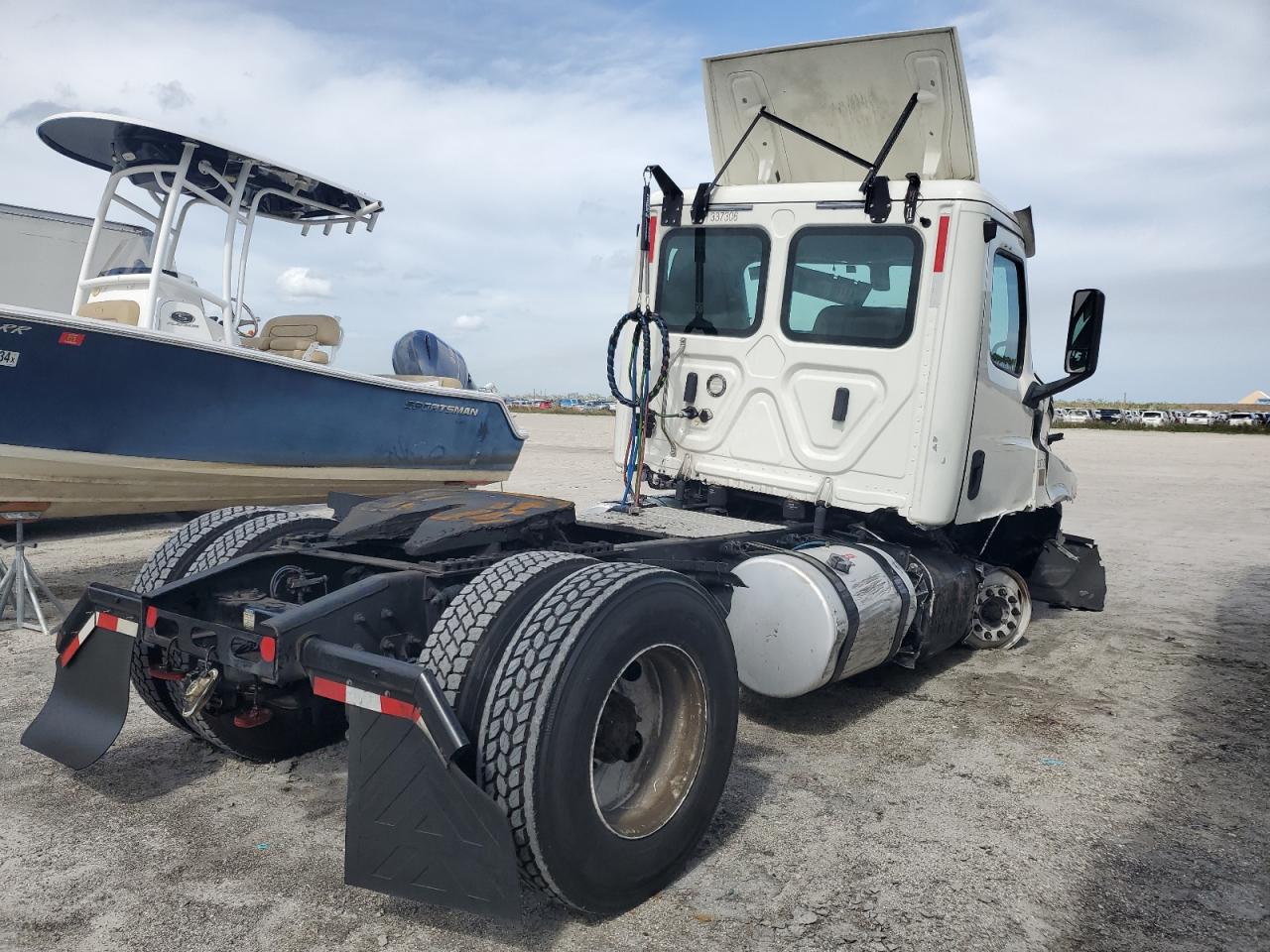 Lot #2972211147 2020 FREIGHTLINER CASCADIA 1