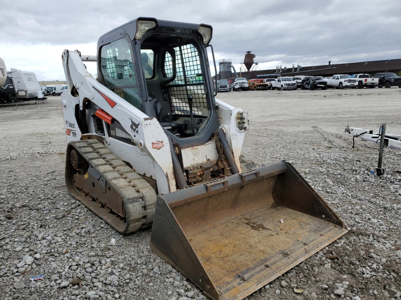 Lot #2993984311 2015 BOBCAT T590