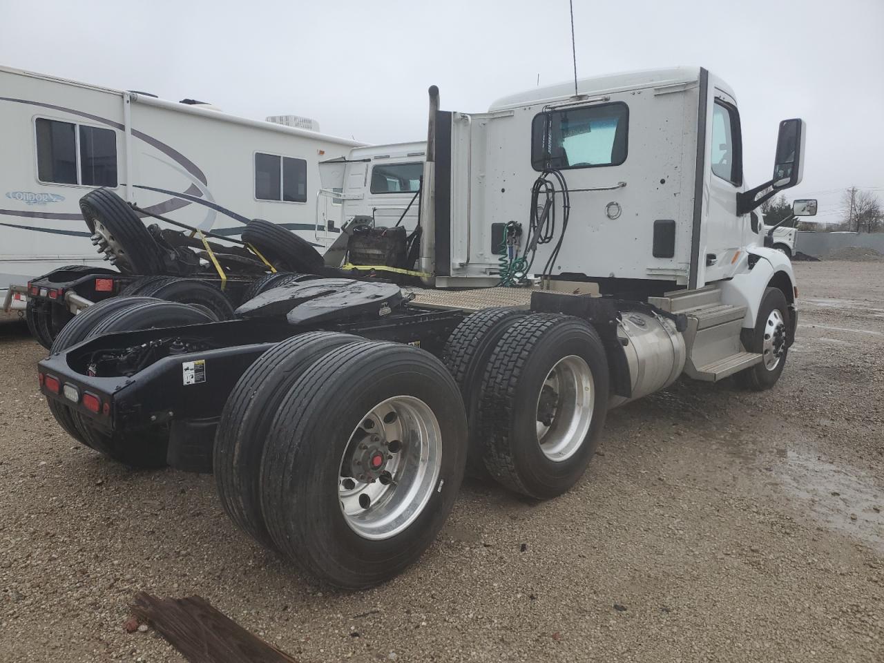 Lot #2955061833 2022 PETERBILT 579