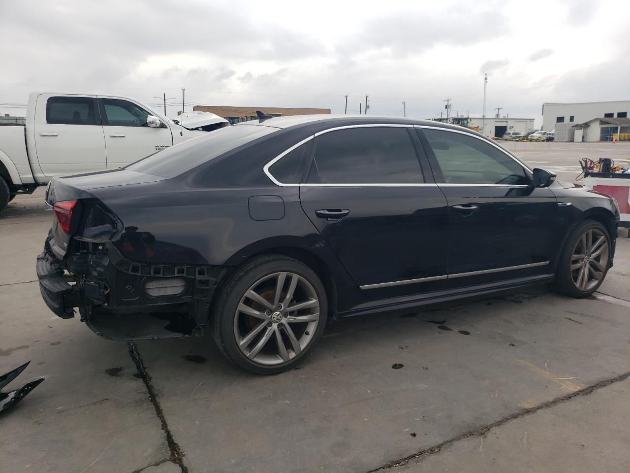 Lot #2960066060 2017 VOLKSWAGEN PASSAT R-L