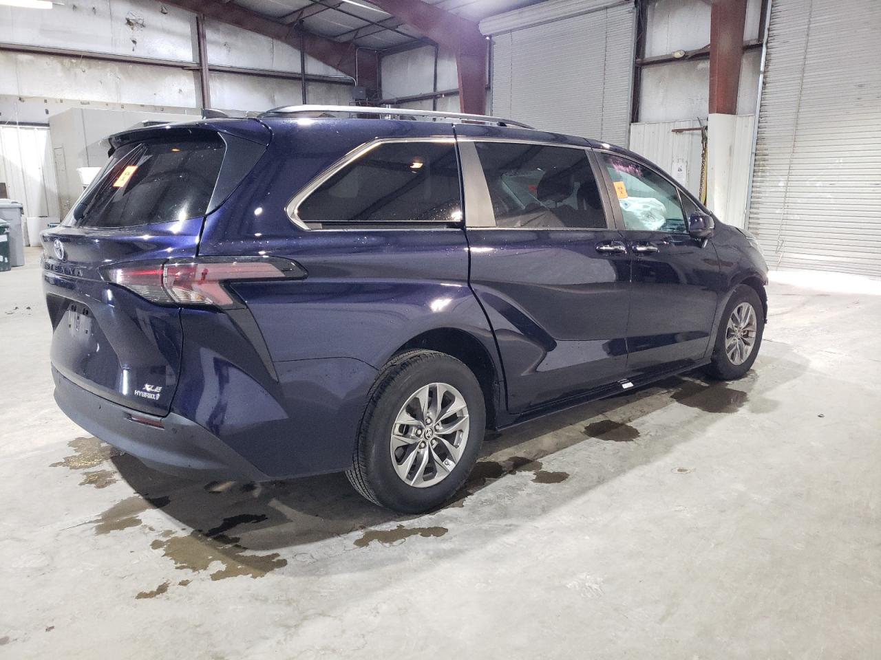 Lot #2988375786 2024 TOYOTA SIENNA XLE