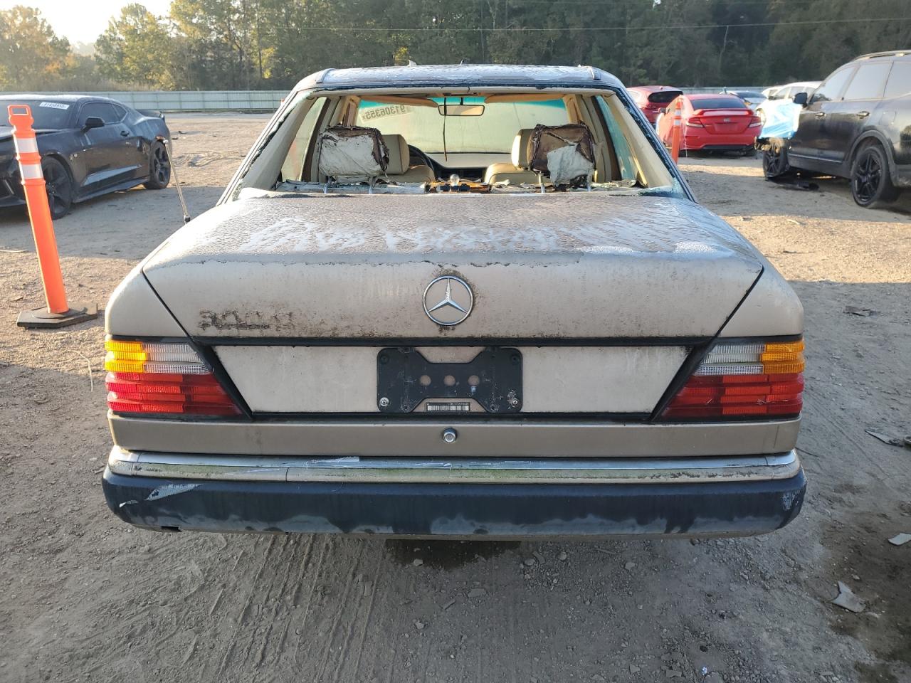 Lot #3281732887 1990 MERCEDES-BENZ 300 E