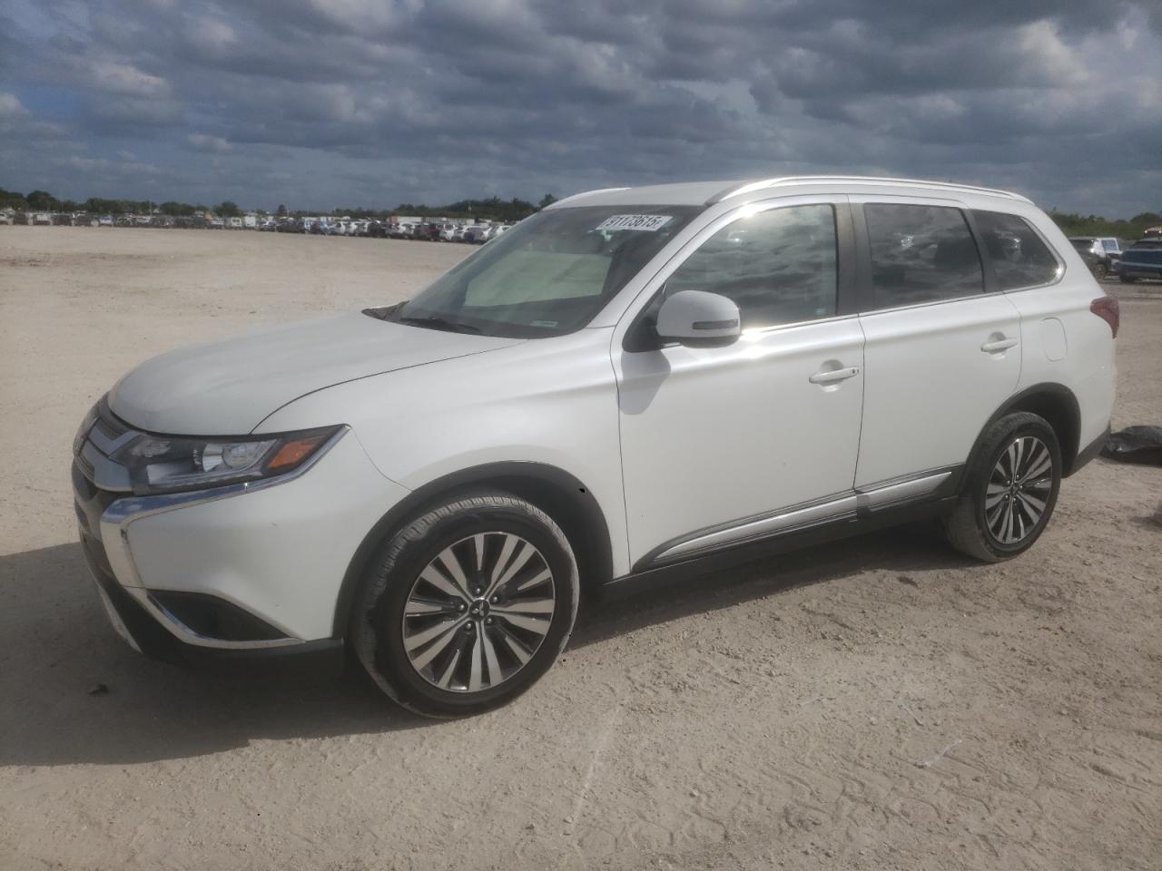 MITSUBISHI OUTLANDER SE