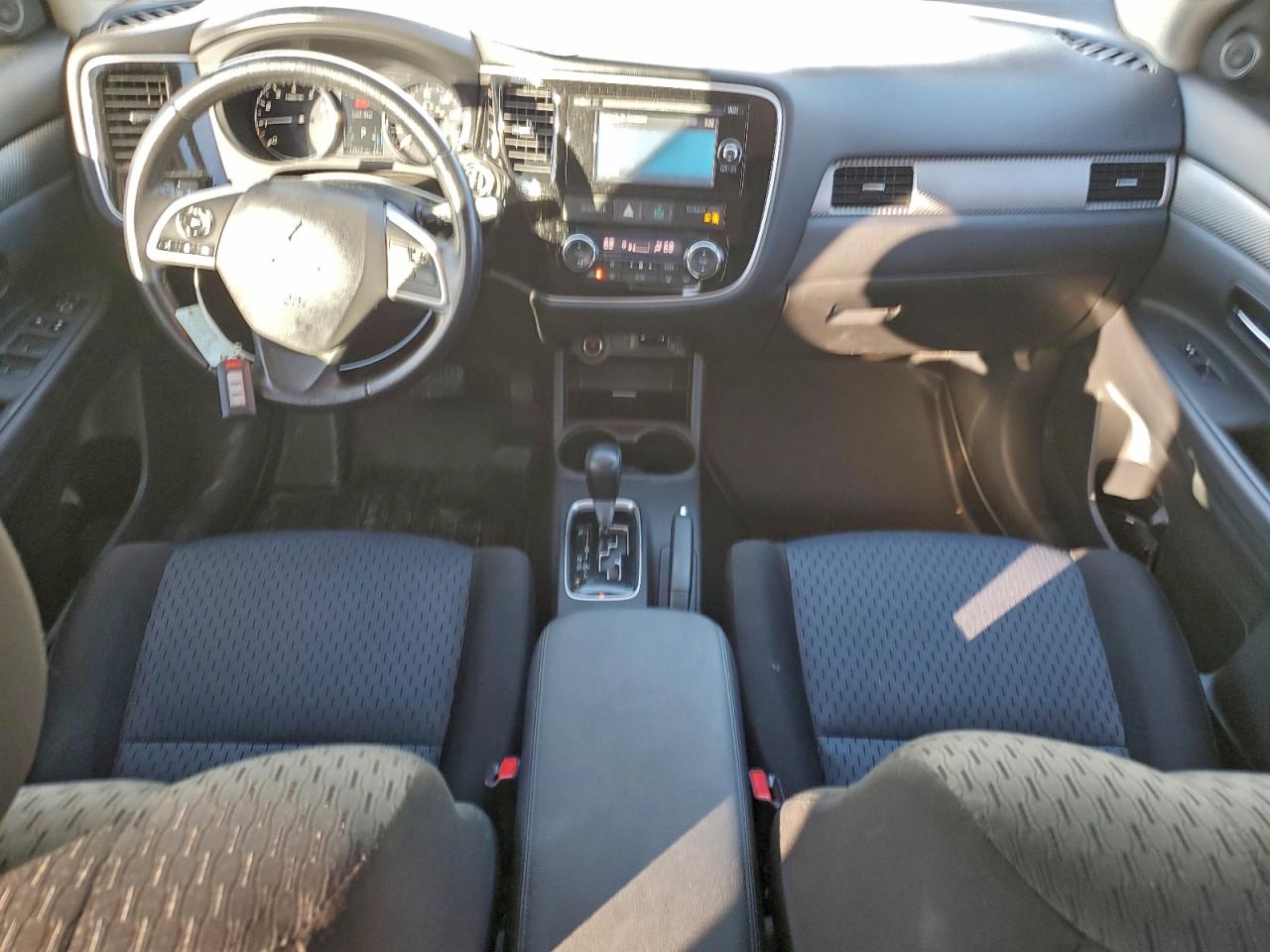 MITSUBISHI OUTLANDER SE