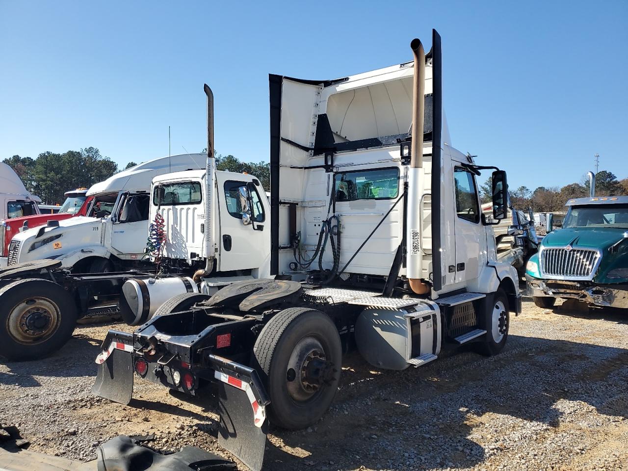 Lot #3297130512 2017 VOLVO VN VNL