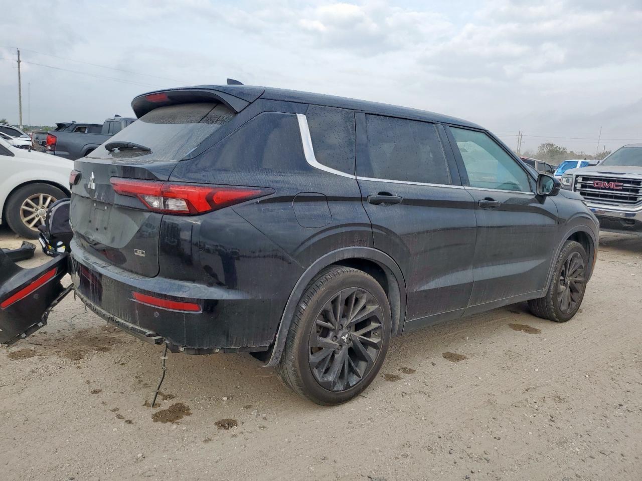 MITSUBISHI OUTLANDER SE