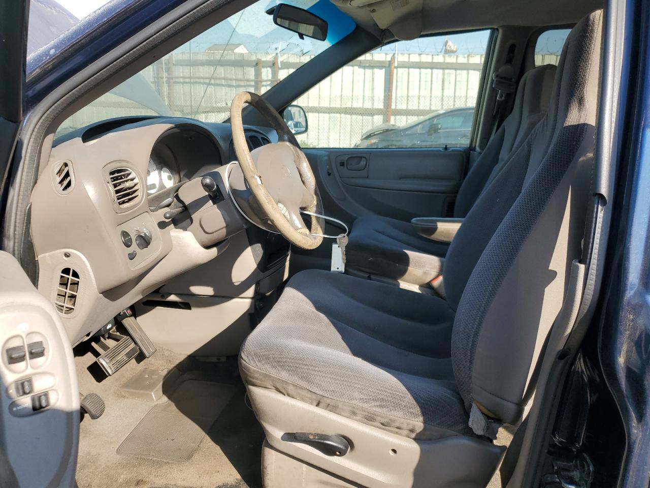 Lot #3290181244 2001 DODGE CARAVAN SE