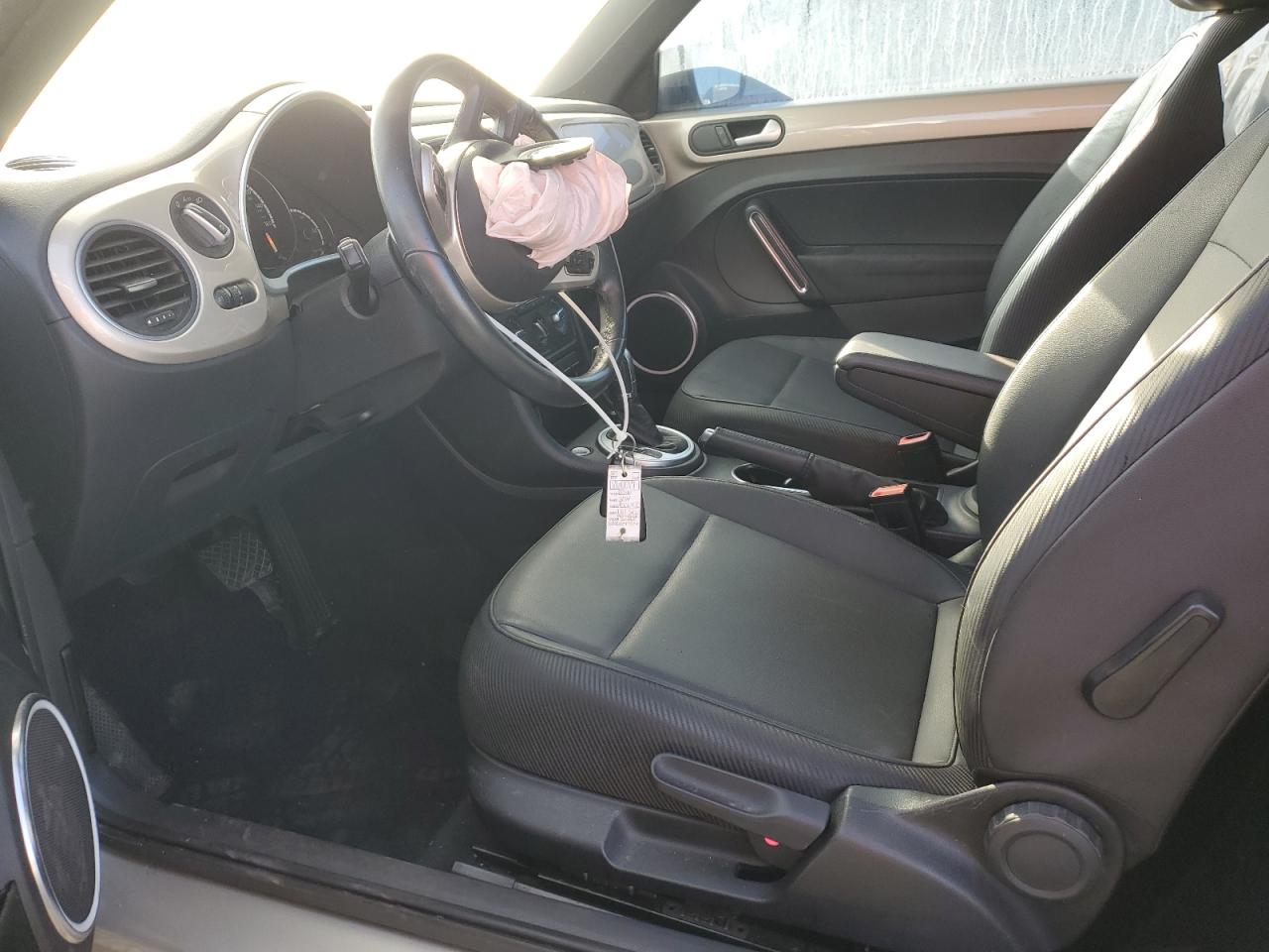 VOLKSWAGEN BEETLE SE