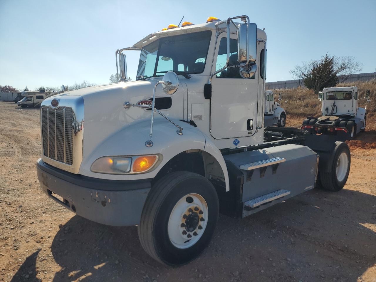 Lot #3292293291 2017 PETERBILT 348