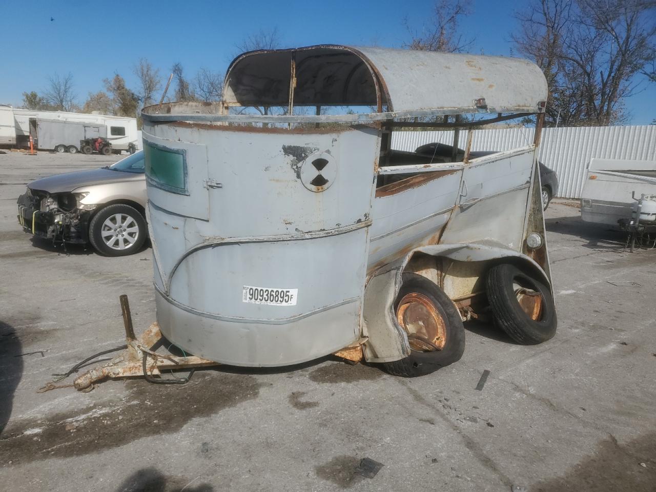 Lot #3302788920 1972 HMDE 2 HORSE LIVESTOCK TR