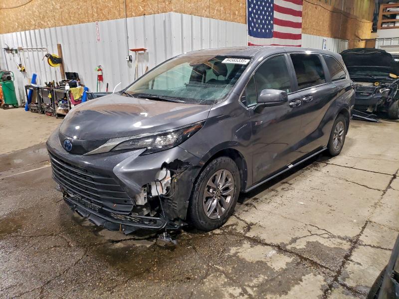 Global Auto Auctions: 2025 TOYOTA SIENNA XLE