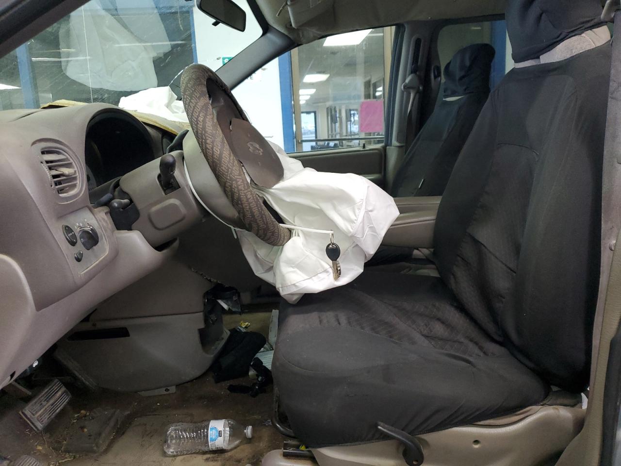 Lot #3317083981 2003 DODGE CARAVAN SE