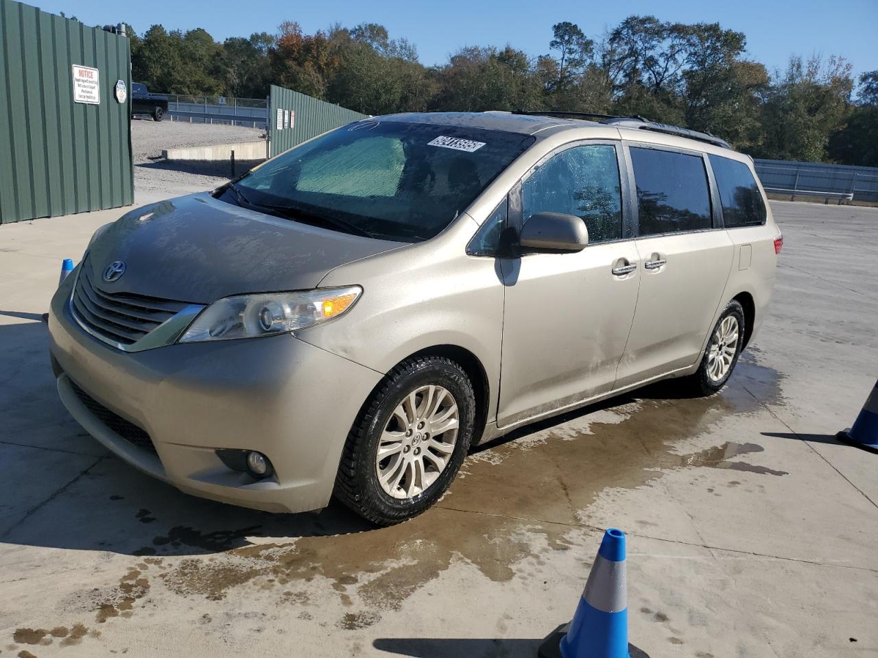 Lot #3312236540 2015 TOYOTA SIENNA XLE