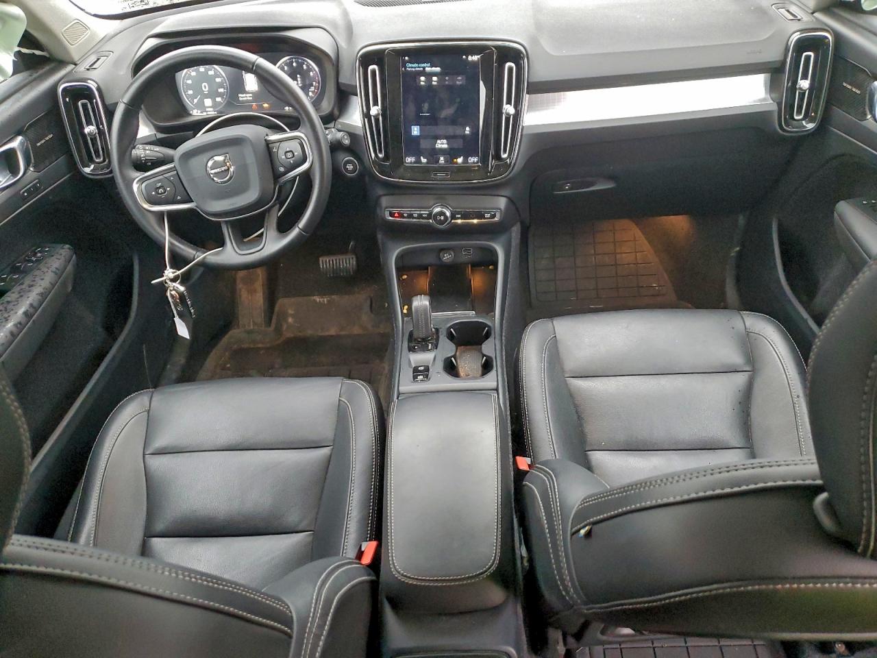 VOLVO XC40 T5 MOMENTUM