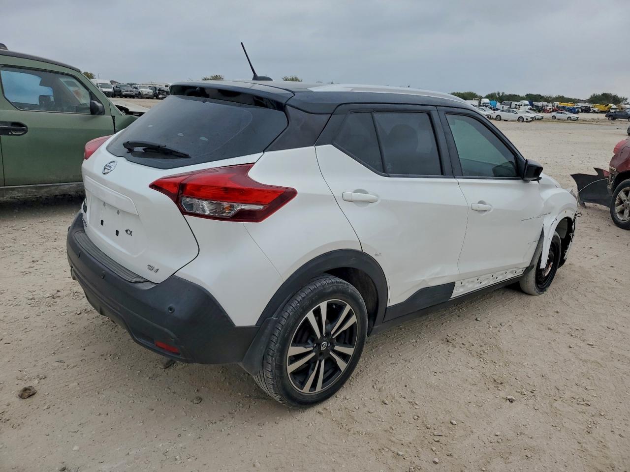 NISSAN KICKS SV