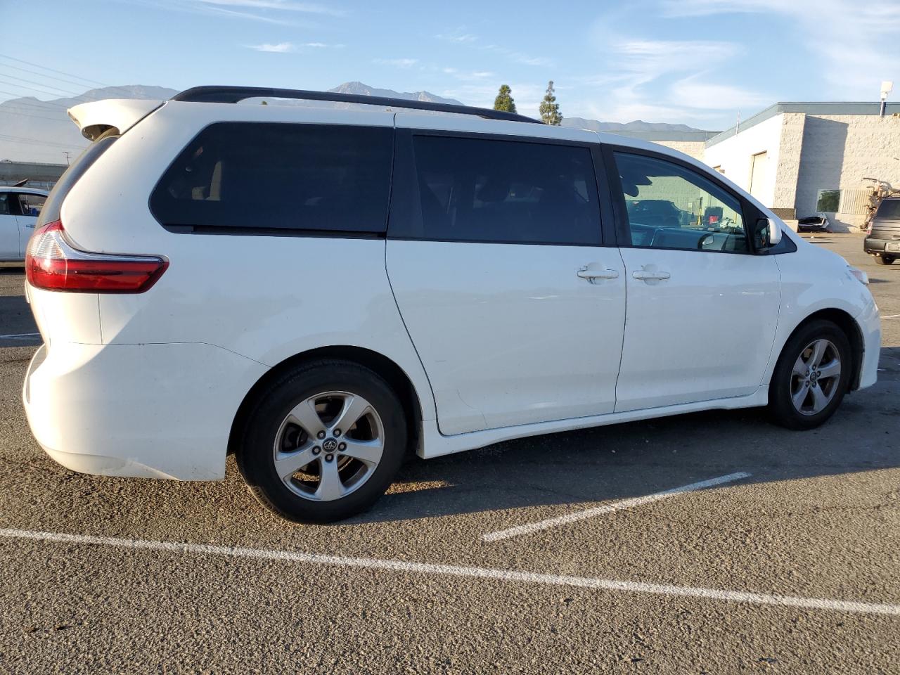 Lot #3287502009 2019 TOYOTA SIENNA LE
