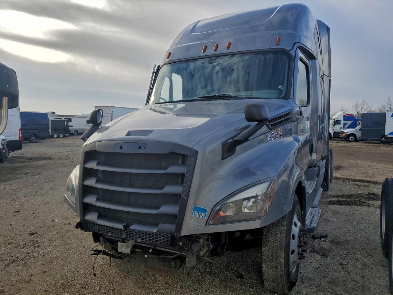 Lot #3305312305 2018 FREIGHTLINER CASCADIA 1