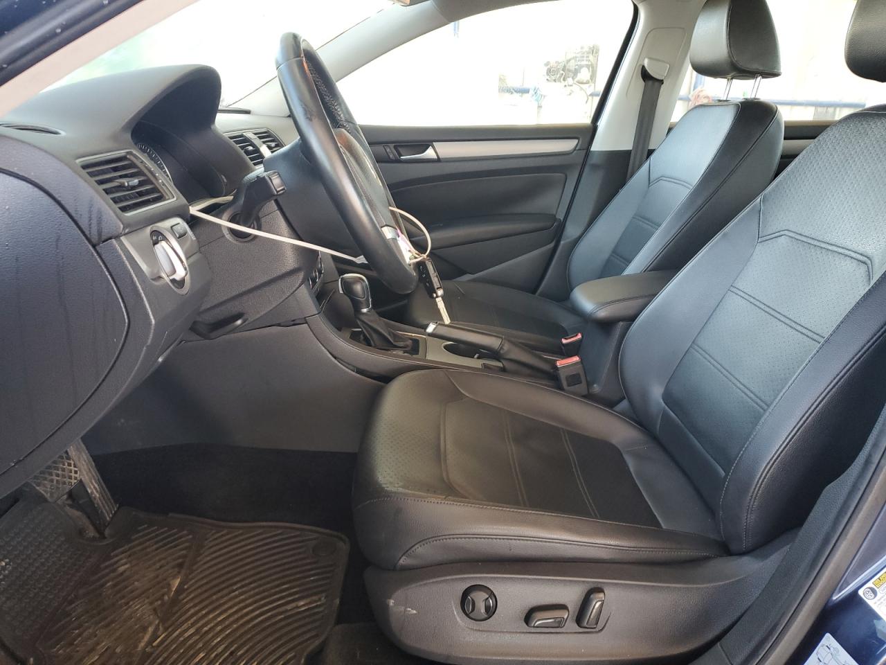 VOLKSWAGEN PASSAT SE