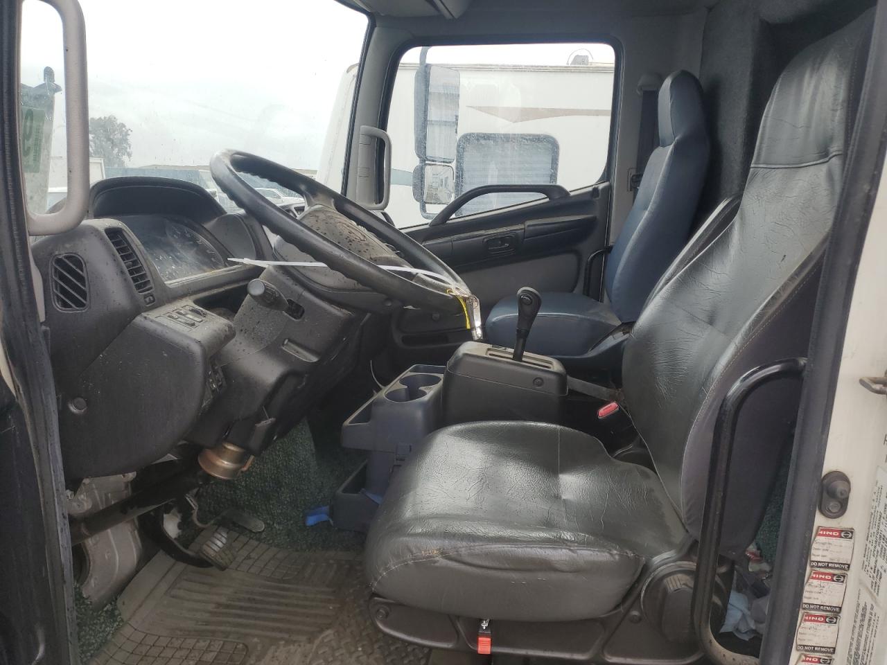 Lot #3280582453 2012 HINO 258/268