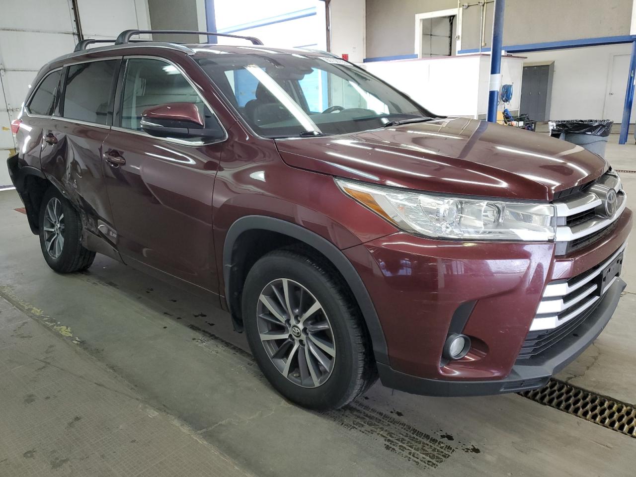 Lot #3317083979 2017 TOYOTA HIGHLANDER