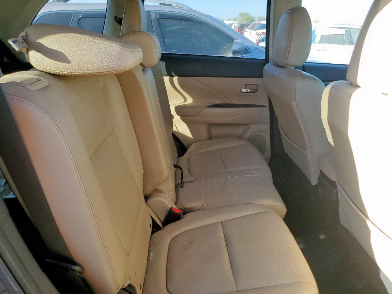 MITSUBISHI OUTLANDER SE