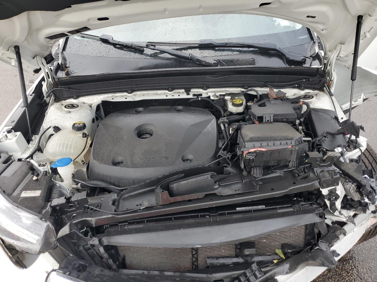 VOLVO XC40 T5 MOMENTUM