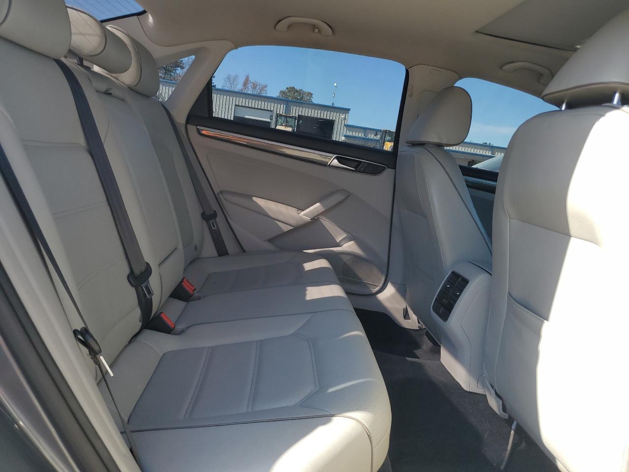 VOLKSWAGEN PASSAT SE