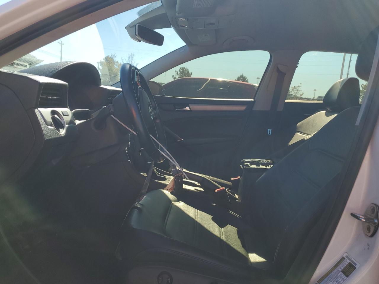 VOLKSWAGEN PASSAT SE