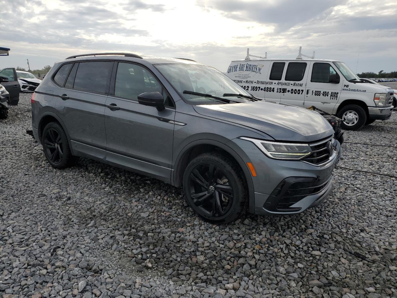 VOLKSWAGEN TIGUAN SE R-LINE BLACK