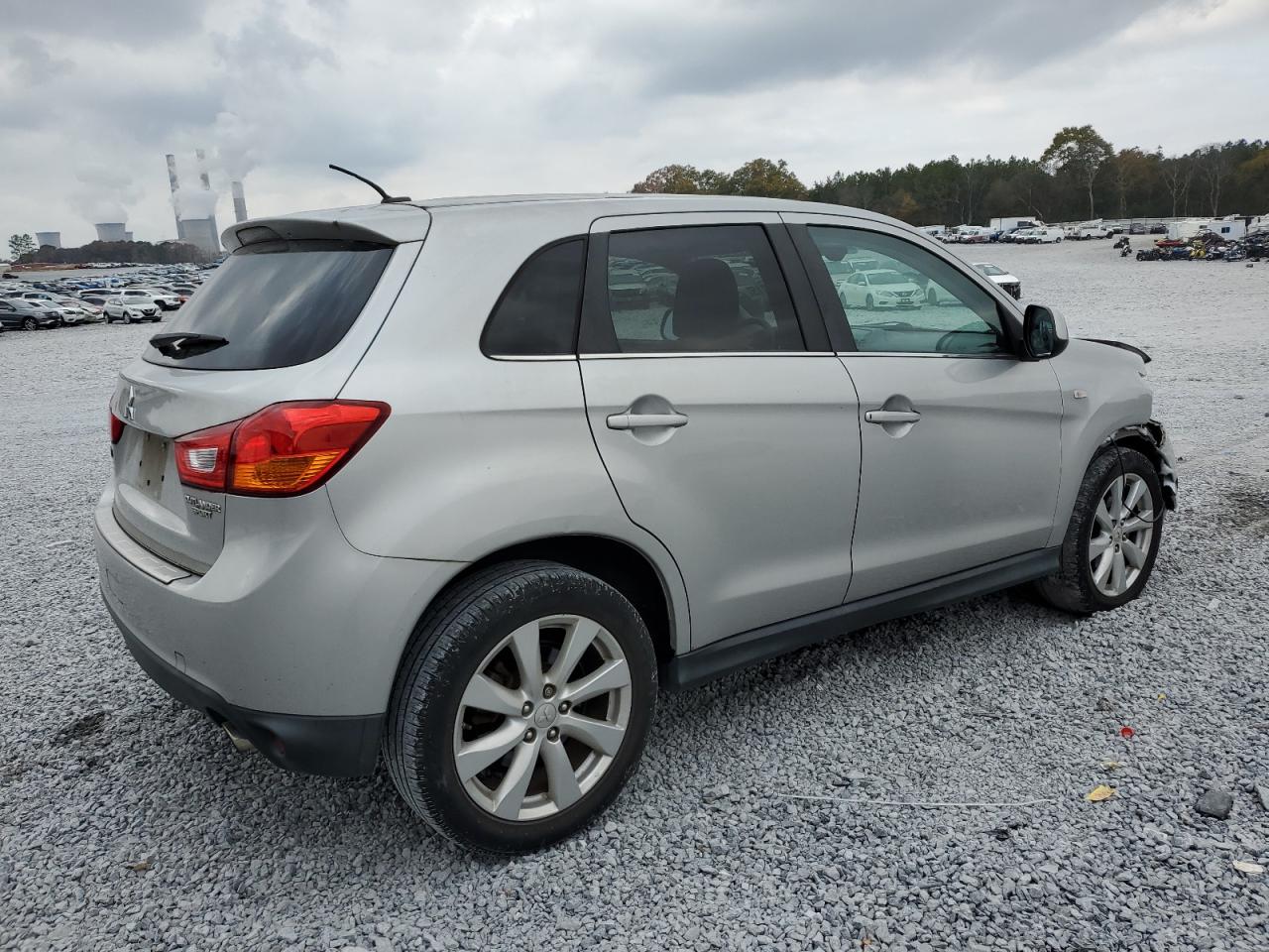 MITSUBISHI OUTLANDER SE