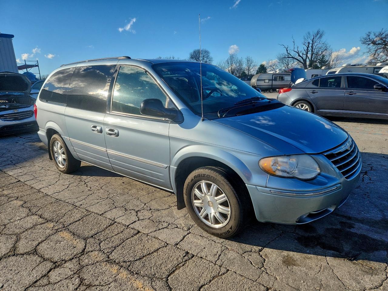 Lot #3297106529 2005 CHRYSLER TOWN & COU