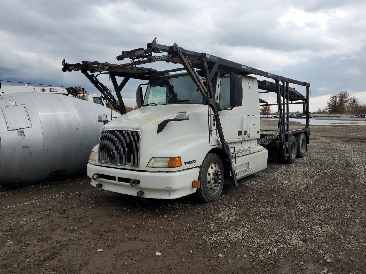 Lot #3283849453 2000 VOLVO VN